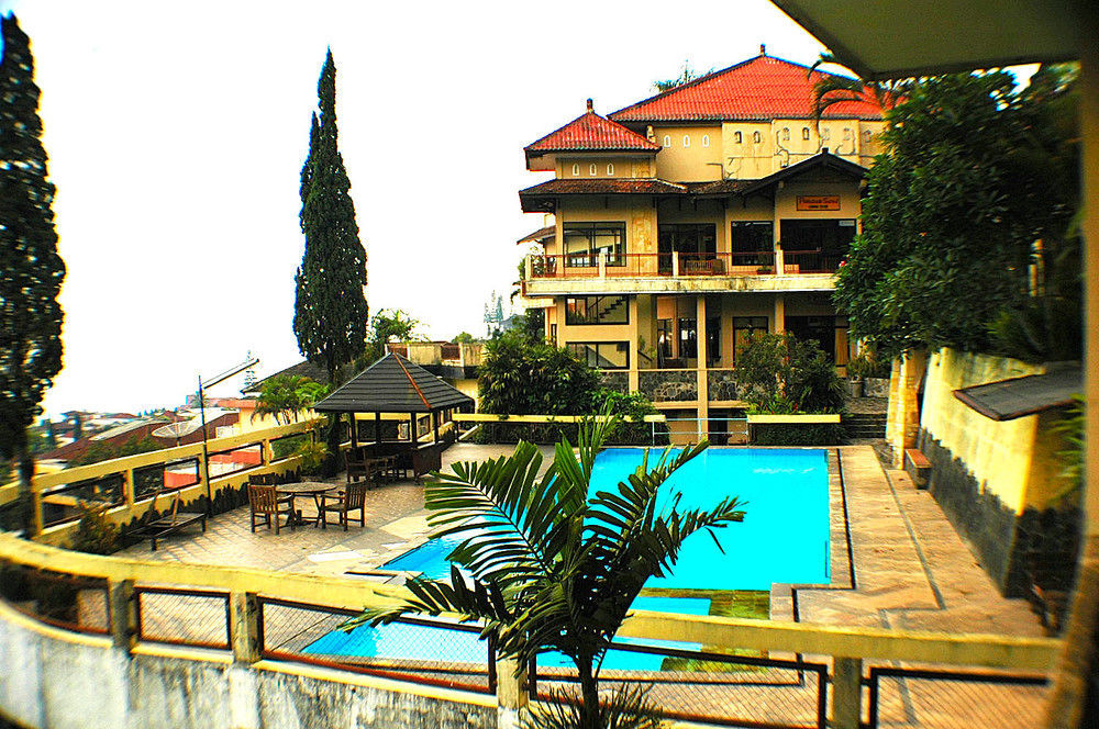 Foresta Inn Family Resort Prigen Exterior foto
